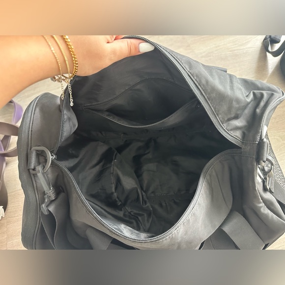 PINK duffle bag - Picture 3 of 3